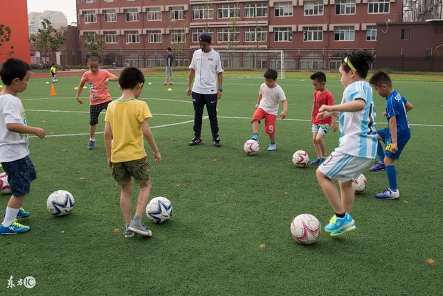 徐嘉余在亚运会男子100米仰泳比赛中成功卫冕